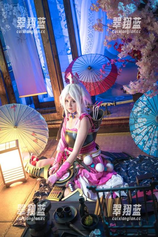 Akisoso秋楚楚的圣诞写真集更新，有木有奇迹发生？比如她会变身雪人？