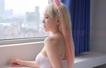 Dami(퀸다미)的连衣裙俨然是高清写真界的一个小插曲。