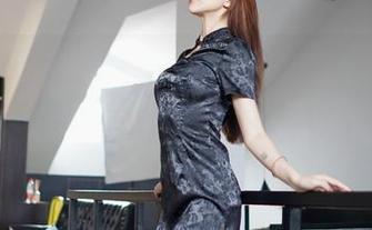 Feilin嗲囡囡 – 想知道芷儿Momoko的白丝是如何穿得如此贴合的？原图一看，似乎全在这里了。