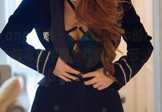HuaYang花漾 – 赵惟依coco的白色定制图集，脑海里浮现出软绵绵的云，也许我也需要一件。