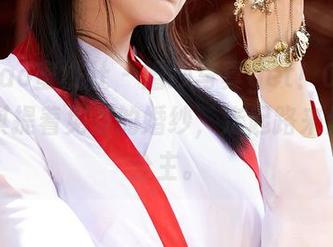 MiiTao蜜桃社 – 婚纱写真get！Cris_卓娅祺提着免费的婚纱，走起路来像个小公主。