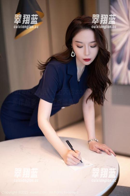 Xiuren秀人网-sophie余冰 Xiuren秀人网 - 上天给sophie余冰的温柔作品多了一点点诱惑,犯规啊这是。