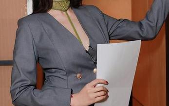 Xiuren秀人网 – 小茉莉jasmine更新泳池图包，水里的蓝色反射让她显得格外不同，我的眼神都快被吸走。