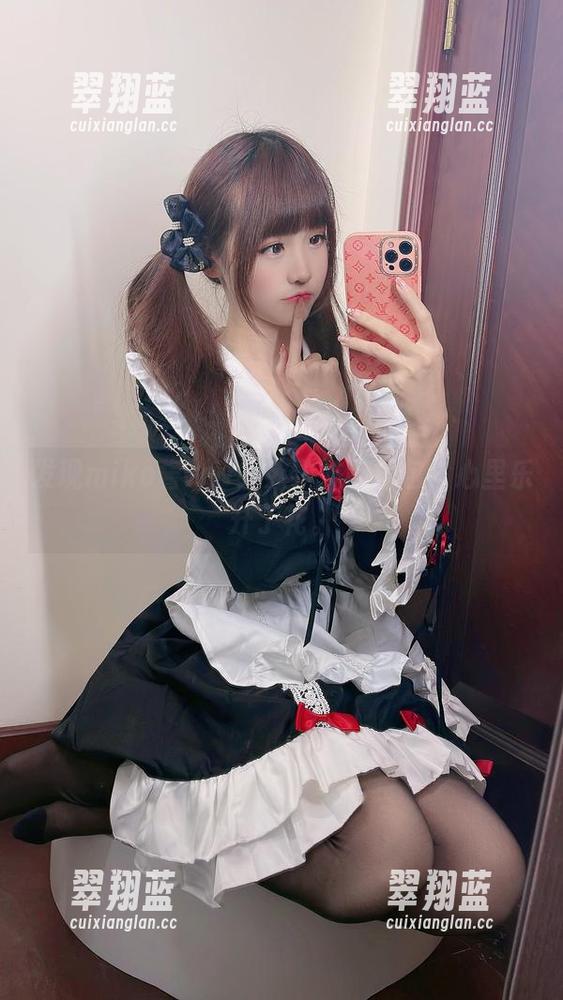 发现miko酱ww纯欲学妹的图包，心里乐开了花。