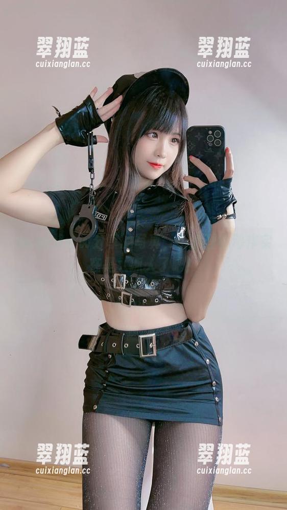 miko酱ww分享的写真，小狐狸的动作实在是太抓人了吧！