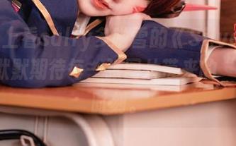 在在线上看sally多啦雪的《SilverWolf》，默默期待每一张图片带来的“哇哦”时刻。