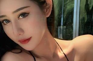 微密圈 – 原图在左，图集在右，不爱笑的赛琳和她的蓝色蕾丝包臀裙却在中间偷喝茶，我是不是闲得太过分了？