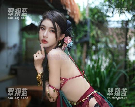 眼镜图集，余多多Dudu似乎在玩光影的游戏，分享那种微妙的吸引力和味道。