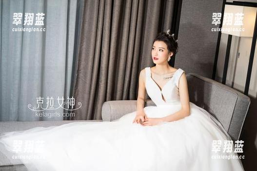 克拉女神 - 直接入户：高清居家写真中的佳莹，穿着拖鞋也能做女神