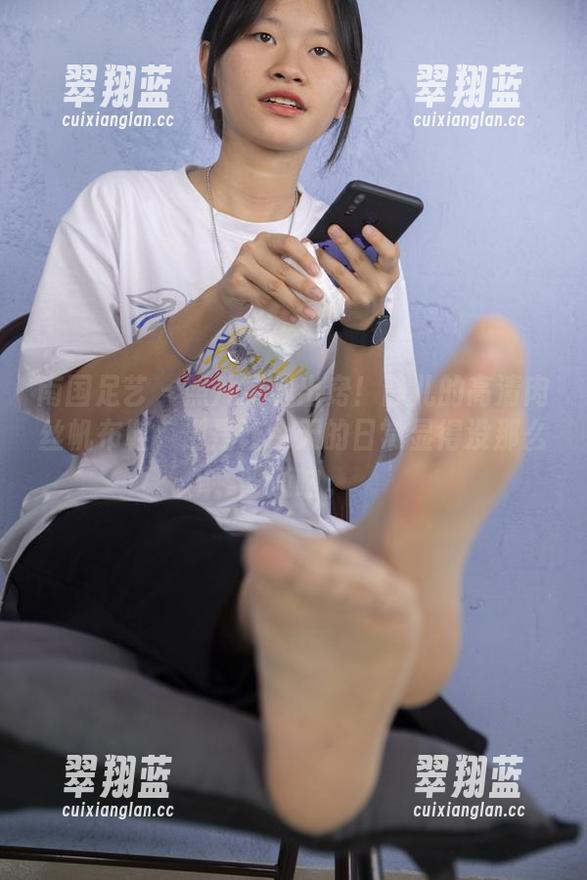南国足艺 - 照片灵魂出窍！静儿的高清肉丝帆布鞋，倒是让今天的日常显得没那么普通呐。