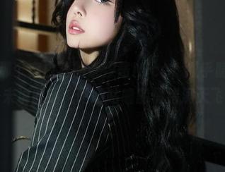 图片里那个穿白裙的奈汐酱Nice，似乎隐藏了不少未说的话，咕噜咕噜的情绪满天飞。