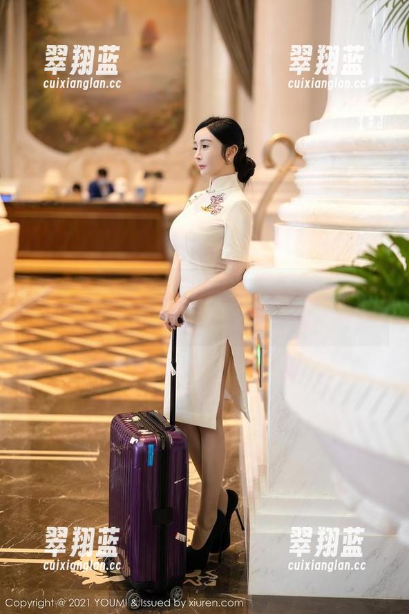 尤蜜荟 - 心妍小公主用旗袍证明，壁纸也可以变身时装秀。