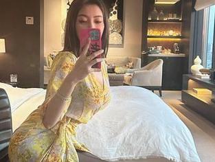 微密圈 – 来看看果儿Victoria的红底高跟，图册免费送，只要你敢点！