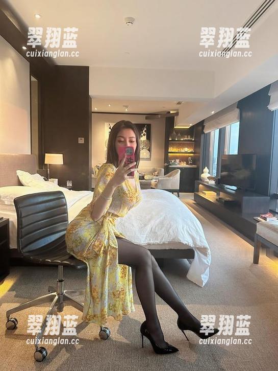 微密圈 - 来看看果儿Victoria的红底高跟，图册免费送，只要你敢点！