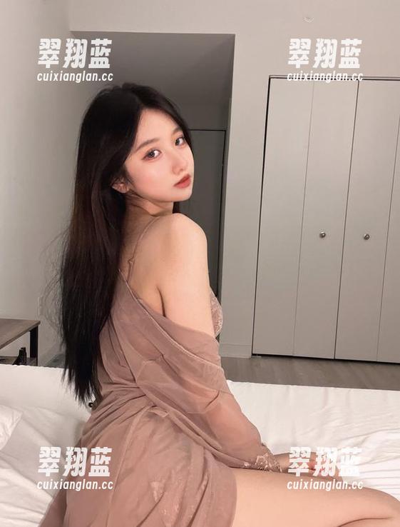 果咩酱w的居家日常，谁说不能在家COS就要下战场？图集里全是舒适风！
