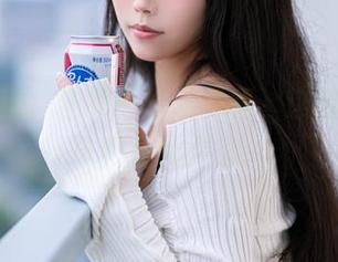 自信洋溢，汪知子泳池写真，这图包可得承包你的目光！