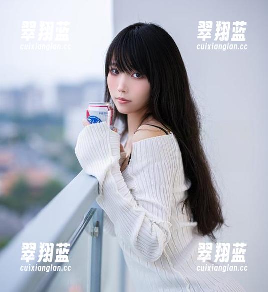 自信洋溢，汪知子泳池写真，这图包可得承包你的目光！