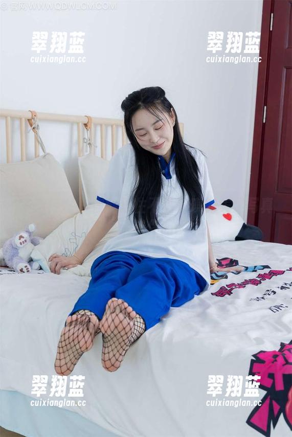 物恋传媒 - 你能忍住不看佳琪的美足写真吗？分享成你的困境！