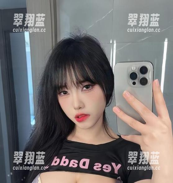 琳铛铛 微密圈 - 好吧,琳铛铛的黄色战袍可以称为“致命”了,原图中的福利让人忍不住多看几眼…