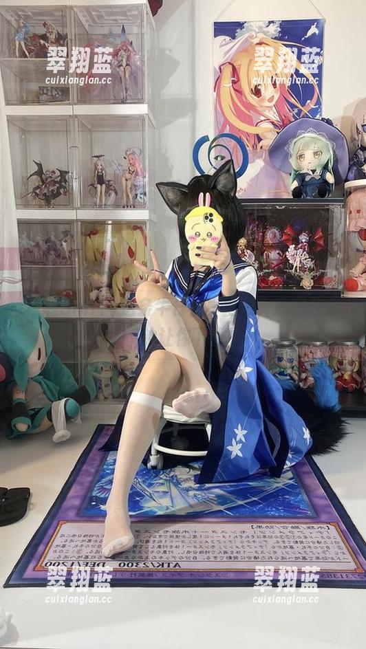 白栎Shirly这条牛仔裤真抢眼，原图分分钟让你下载