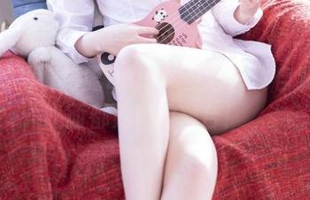 在泳池里，白露Bululu全套放飞自我，水面都是她的舞台！