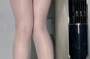 微密圈 – 这图包选的真不错，职业装库里斯让白龙猫女看起来既专业又时髦，太会挑了！