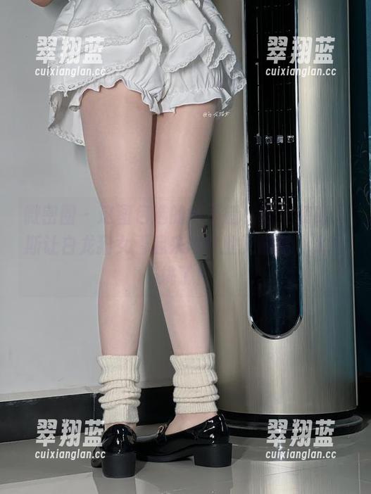 微密圈 - 这图包选的真不错，职业装库里斯让白龙猫女看起来既专业又时髦，太会挑了！