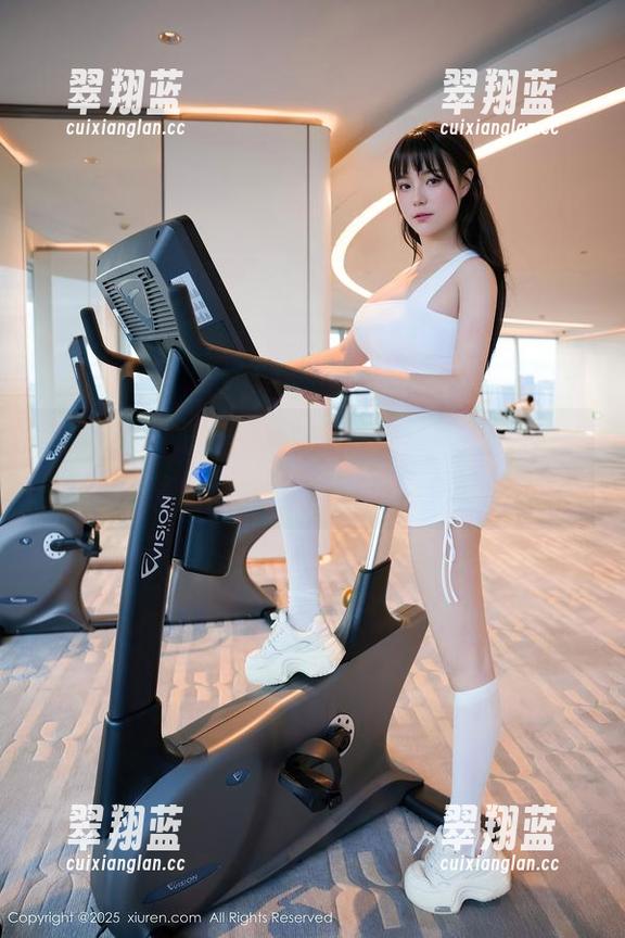 秀人网 - 光脚不怕泥，只怕Evelyn艾莉拿出这组最新裸足照片！