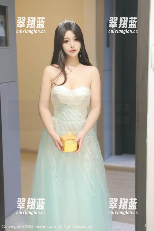 秀人网 - 每张图片都在挑战我的审美，水手服下的Suki_baby怪有意思