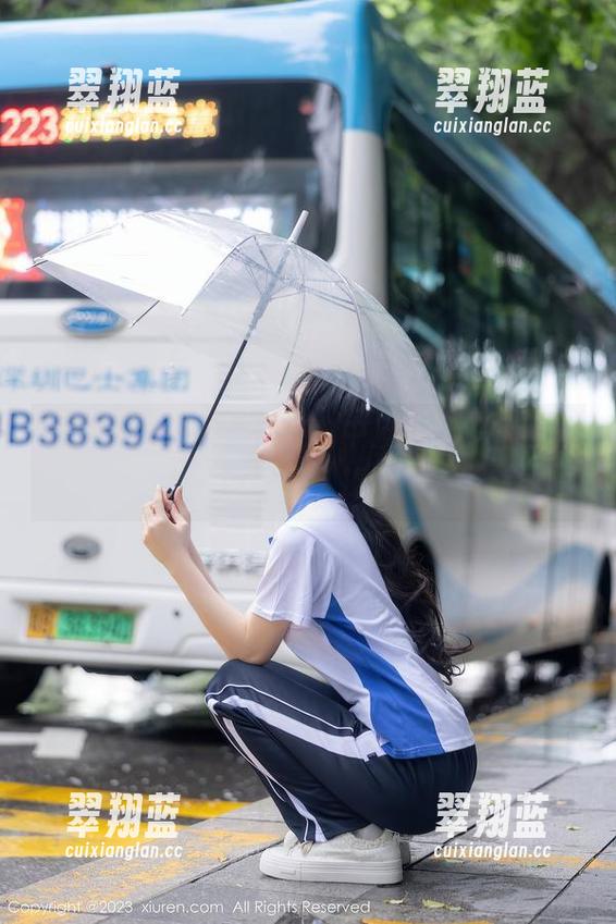 秀人网 - 王曼柔在纯白中反弹，照片里的玩味让人捧腹