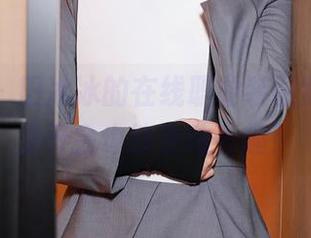 秀人网 – 田冰冰的在线职业装图集，哪怕是开会也能生动有趣！