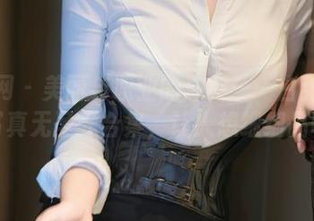 秀人网 – 美丽与职业的冲突——白甜的护士写真无圣光合集，让人想细细品味。