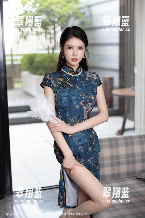 秀人网 - 草莓mm姐姐新出的图包，你能猜到里边的“果子”心情吗？