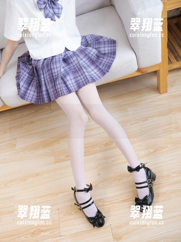 紧急企划 - 看小枫的这组吊带写真，居然让我想起了大学时光。
