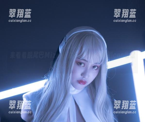 来看看脱尾巴Mizuki的白裙是如何做到cos也显得这么别致的吧！