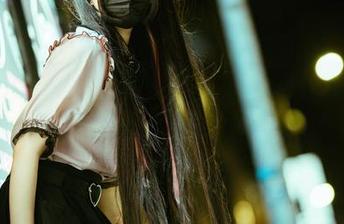 看，落落Raku又推出了黑丝网盘作品，难怪总有人说她是个‘人间奇迹’。
