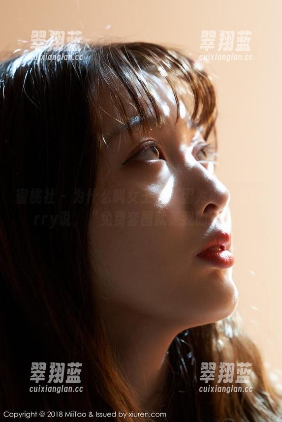 蜜桃社-小草莓Berry 蜜桃社 - 为什么叫女王?”因为小草莓Berry说,“免费套图就是我的皇冠!