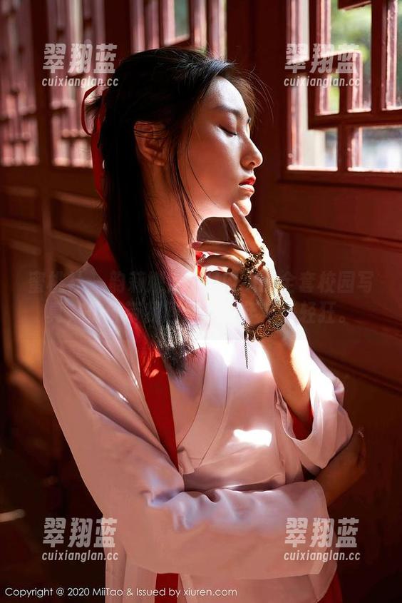 蜜桃社 - 韵莉娜VANILLA的全套校园写真，仿佛带我回到了那年年少轻狂。