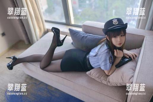 看！雪琪SAMA在黑丝旗袍和兔耳里名场面再现，拿图包速成偶像！