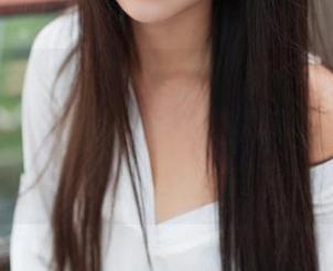 青豆客 – “在泳衣里，谭晓彤也能改编成博主的‘戏精人生’！”——原图与照片的戏剧性时刻。