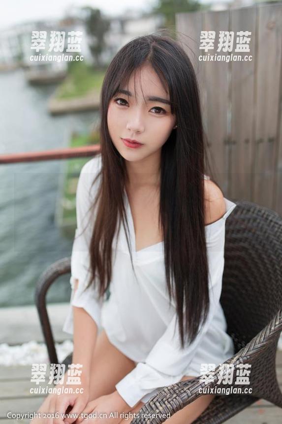 青豆客 - “在泳衣里，谭晓彤也能改编成博主的‘戏精人生’！”——原图与照片的戏剧性时刻。
