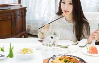 魅妍社 – 钱包君：请告诉我刘奕宁Lynn全套的裤里丝图片是在哪里买？要抓住！