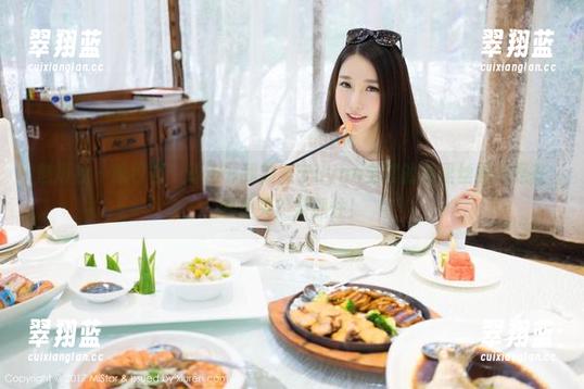 魅妍社 - 钱包君：请告诉我刘奕宁Lynn全套的裤里丝图片是在哪里买？要抓住！