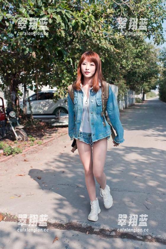 魔镜街拍 - 最新更新！婷婷的美腿与吊带裙的搭配，白色和黑丝就像是春天的恋情，让人想多停留一会儿！