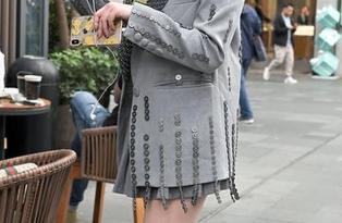 魔镜街拍 – 艾小青写真：超短裙与肉丝的“抗衡”，意外又微妙