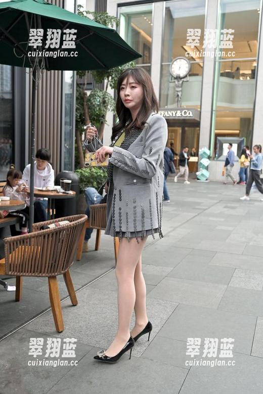 魔镜街拍 - 艾小青写真：超短裙与肉丝的“抗衡”，意外又微妙