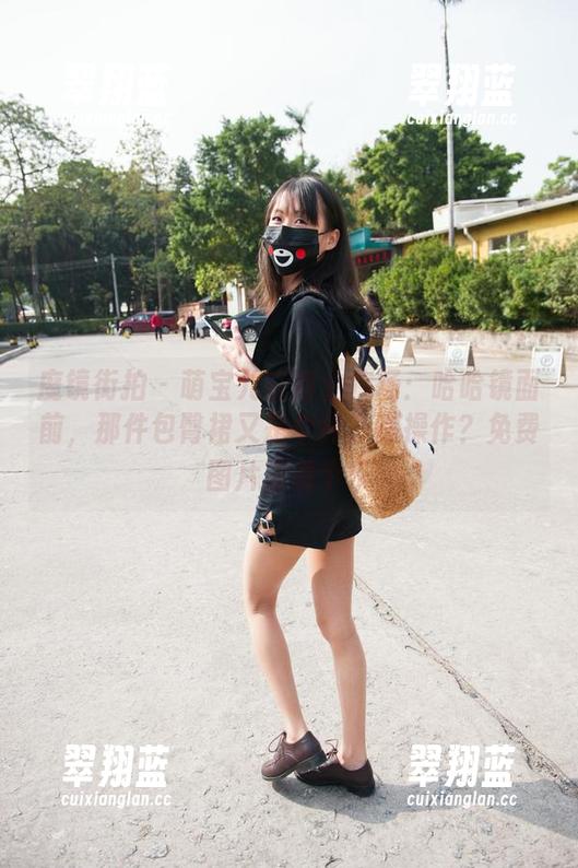 魔镜街拍 - 萌宝儿在商业广场：哈哈镜面前，那件包臀裙又是个什么骚操作？免费图片里看个乐