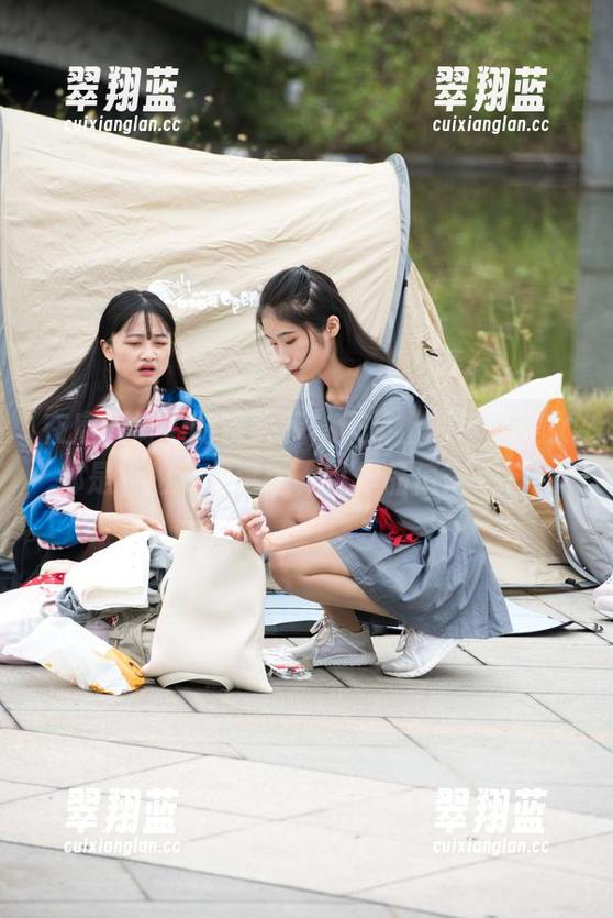 在魔镜街拍的镜头下，天桥上的每位美女都是街拍专业选手，这作品值得一看！