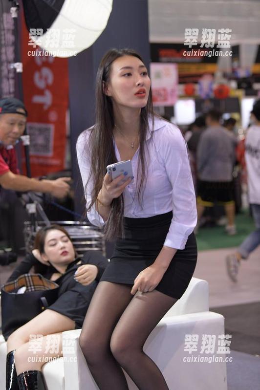 魔镜街拍：这运动系的甜女装扮，我的目光停下来了，图包里有答案吗？